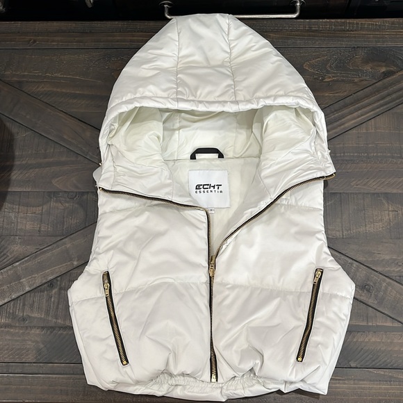 NWOT ECHT Cropped sleeveless puffer jacket - Picture 1 of 4